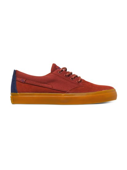 Mens Beacon Suede Lace Up shoes Mens Beacon Suede Lace Up shoesМужские кеды Beacon Lace-up от Quiksilver.ХАРАКТЕРИСТИКИ: мягкий верх из вощеной замши и парусины, вощеные хлопчатобумажные шнурки, многослойная стелька с функцией поддержки подъема стопы, цепкая и эластичная подошва Quiksilver с рисунком протектора «в елочку».СОСТАВ: верх – 67% кожа, 33% парусина, подкладка – синтетика 20%, текстиль 80%, подошва – каучук.<br>