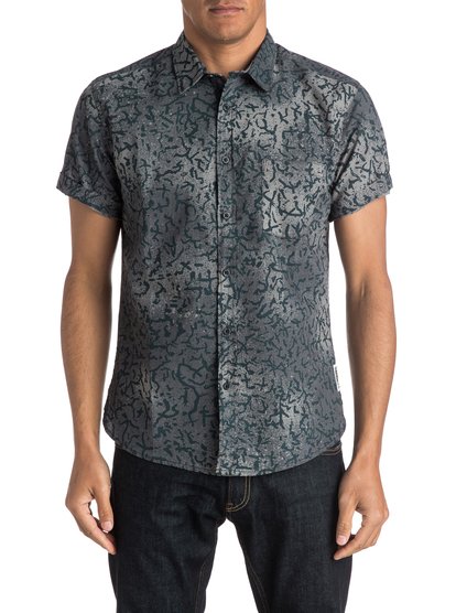 Cracked Shirt Short Sleeve Shirt Cracked Shirt Short Sleeve ShirtМужская рубашка с коротким рукавом Cracked Shirt от Quiksilver.ХАРАКТЕРИСТИКИ: короткие рукава, натуральный поплин, крой Modern, художественный принт.СОСТАВ: 100% хлопок.<br>