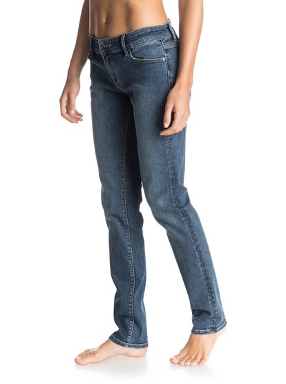 Womens The Classic One Straight Fit Jeans Womens The Classic One Straight Fit JeansПрямые женские джинсы The Classic One от ROXY.ХАРАКТЕРИСТИКИ: хлопчатобумажный деним, прямой крой, двухцветная петля для ремня сзади, кожаная нашивка ROXY на заднем кармане.СОСТАВ: 99% хлопок, 1% эластан.<br>